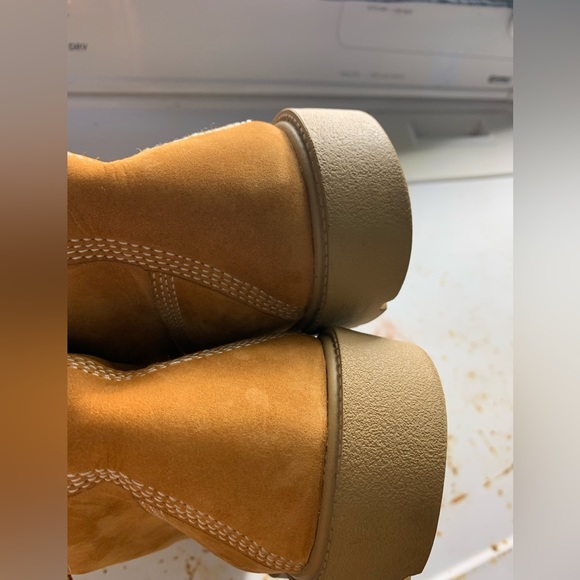 Timberland boots size 6.5 in Boys fits 8.5 in women - Picture 3 of 8